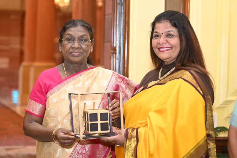 File:Receiving Award from honorable President of India.jpg